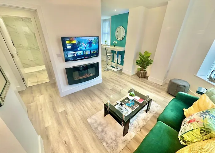 Coastal Vibes - Stunning Bournemouth Apartment - Couples - Small Families - King Bed - Private Parking - 10Min Walk To Beach